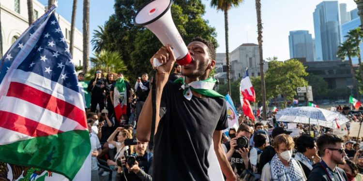 3 protestors detained following clash with security outside ICE office in Tucson