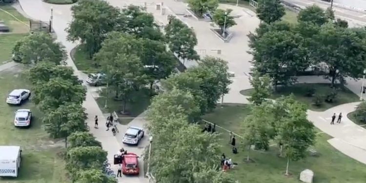 Police: 2 Stabbing Victims Disarmed Assailant And Attacked Him With His Own Knife In Grant Park