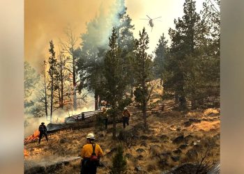 Oregon Wildfire Puts Thousands of Homes at Risk Amid Official Warning