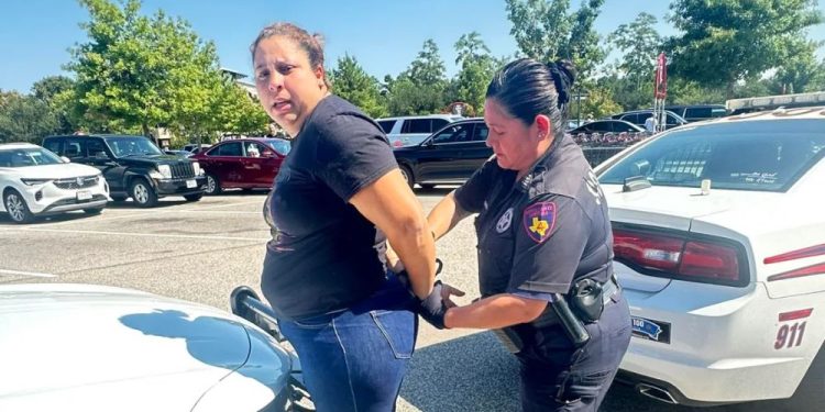 Woman accused of stealing hundreds from H-E-B arrested on Kuykendahl, handed over to immigration by Pct. 4 deputies