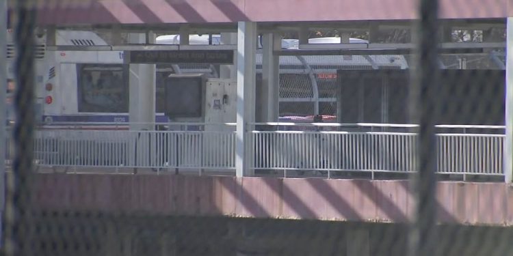 Chicago police: Man stabbed and robbed on CTA train on Thanksgiving