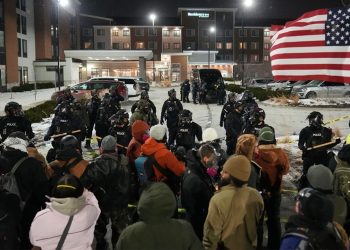Anti-ICE agitators taken into custody outside Minnesota hotel as police declare unlawful assembly: ‘No longer peaceful’