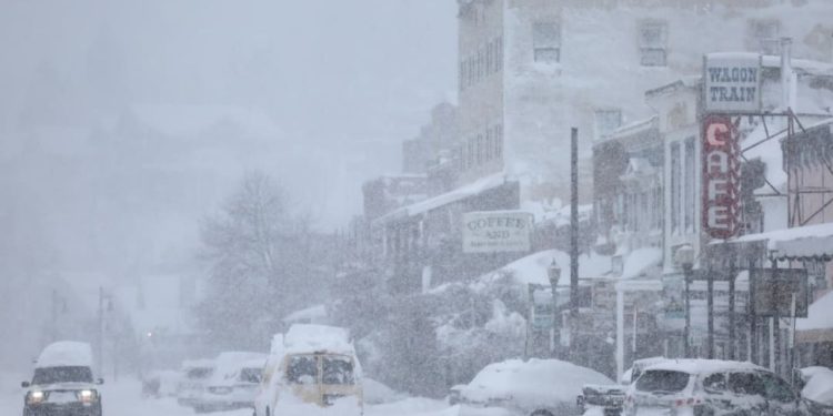 2 States Brace for Dangerous Winter Storm with 24 Inches of Snow and 70 mph Winds