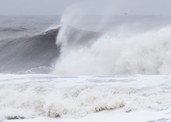 U.S. Issues Warning For Two States Preparing For Over 8 Feet Waves